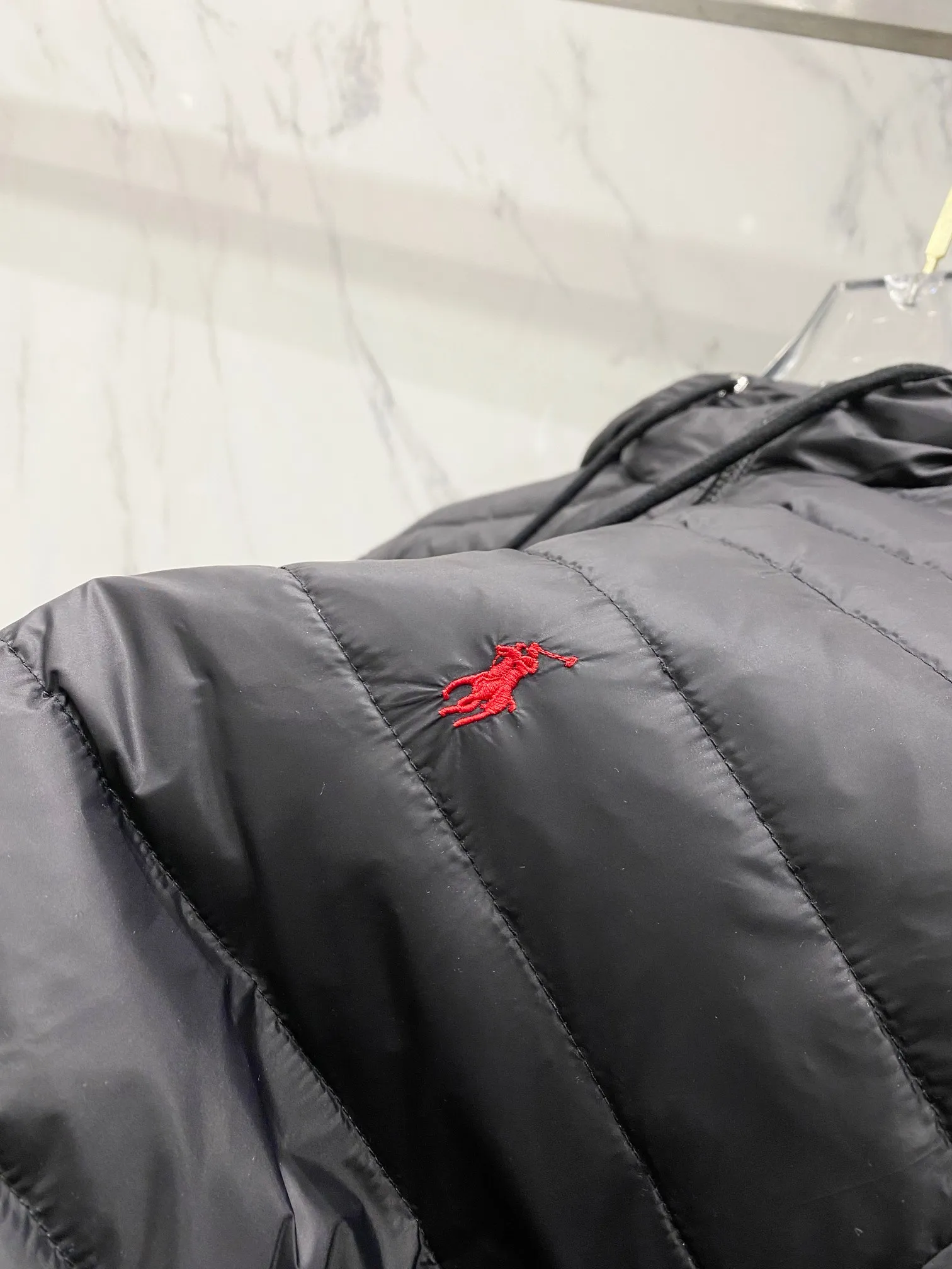 P640 Ralph Lauren/Ralph Lauren 24aw new winter product, Gorham series down jacket for sale on North American official website, classic and light down hooded down jacket - 0.15 grid nylon coating on the face for light three-proof construction, built-in 360T anti-drilling velvet coated gallbladder - corn tooth high-quality resin zipper, five large and small partition zippers all over the body, separate molding - originality restoration, original molding, full set of customized accessories, 100% detail processing - RL Ralph Lauren's classic best-selling hooded down jacket with small label. Best-selling offline in North America and out of stock all year round. Black, blue and army green three colors. Simple and versatile. Very practical. Detachable hood. Velcro to tighten cuffs. Elastic cord at hem. Free elastic adjustment. 350 grams of zoned down filling. Warm and comfortable. Warm in winter. Color: black, navy blue, army green. Size: M — XXL